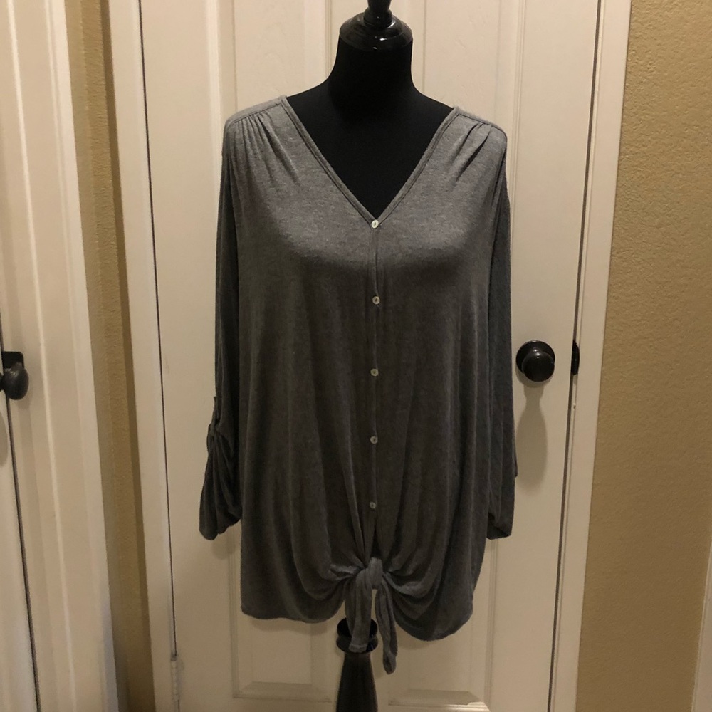 Max Studio Woman gray top in Like new condition